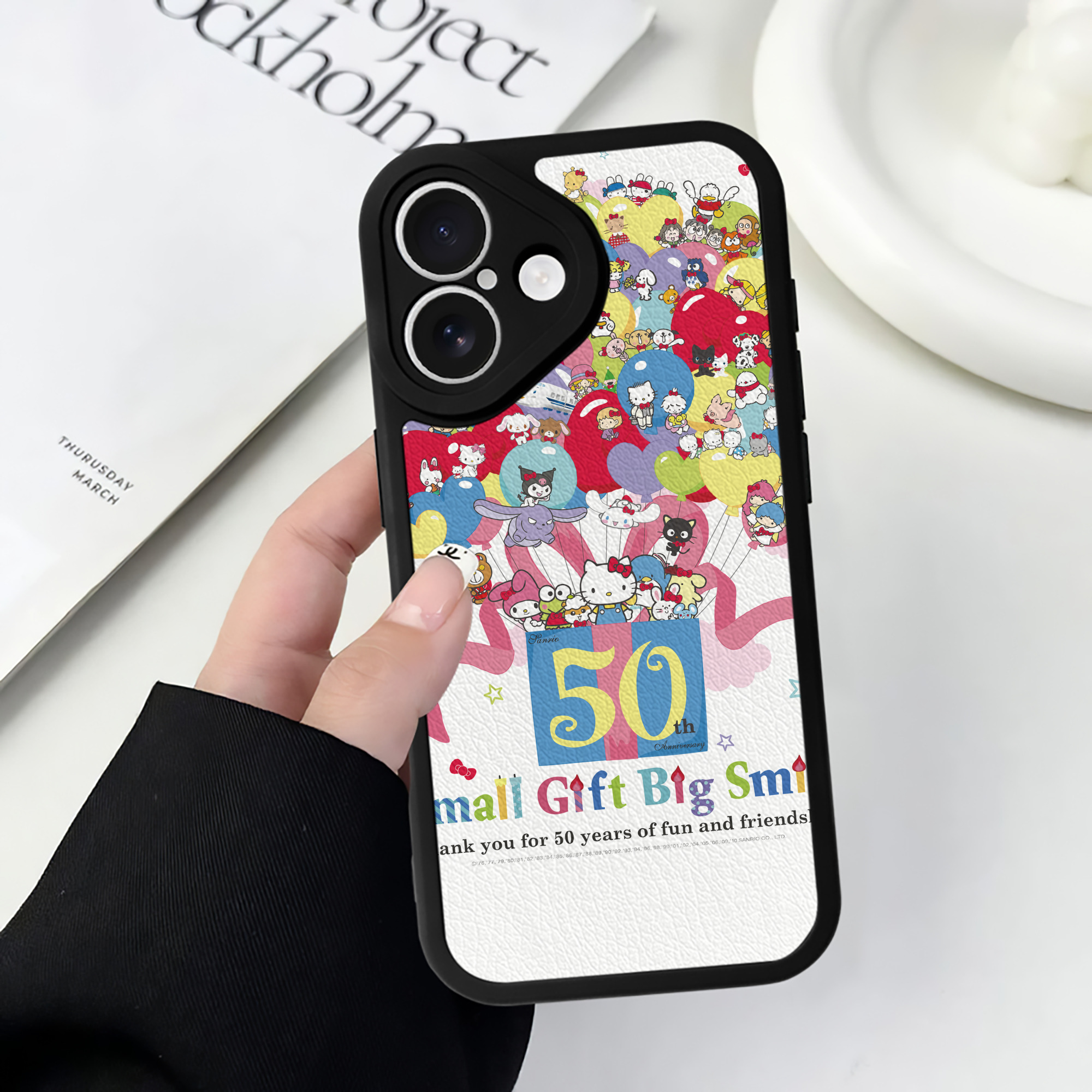 （画像用） Hello Kitty ハローキティ 【iPhone 16シリーズ対応】シリコンスマホケース（レザー調） 材質：シリコン
